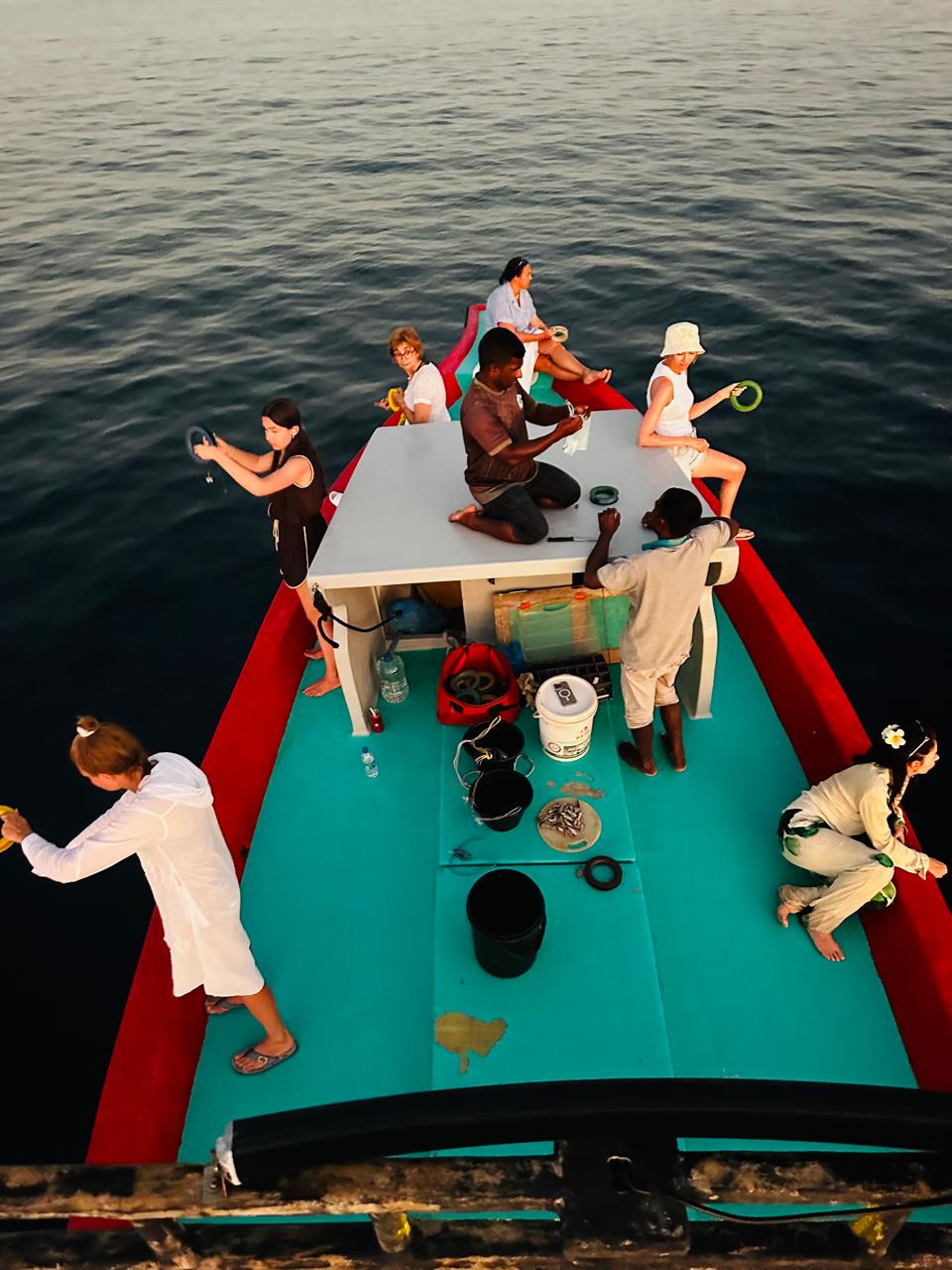 Pesca tradicional al atardecer en Maldivas
